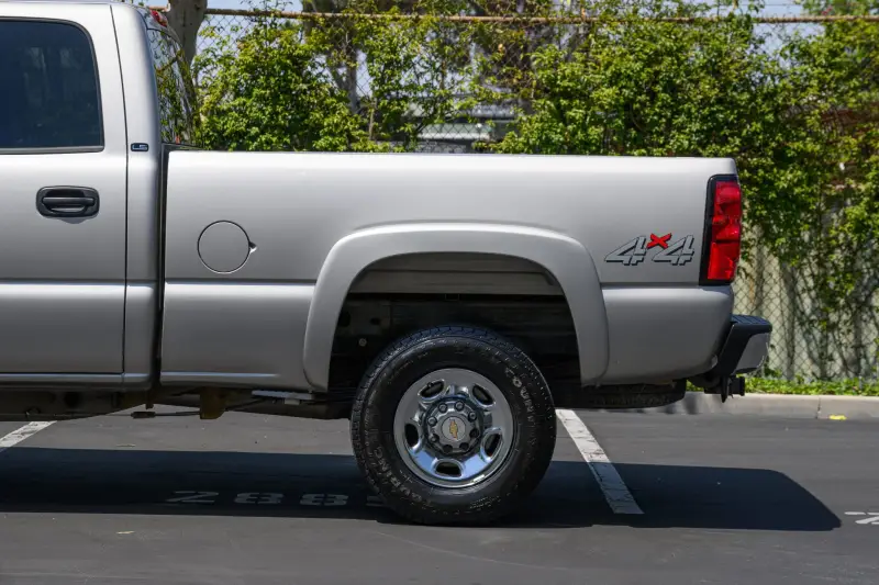 2004 Chevrolet Silverado 2500HD LS Crew Cab Duramax 4×4 photo 17