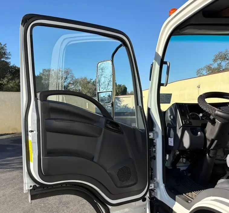 2023 Isuzu NPR HD photo 11