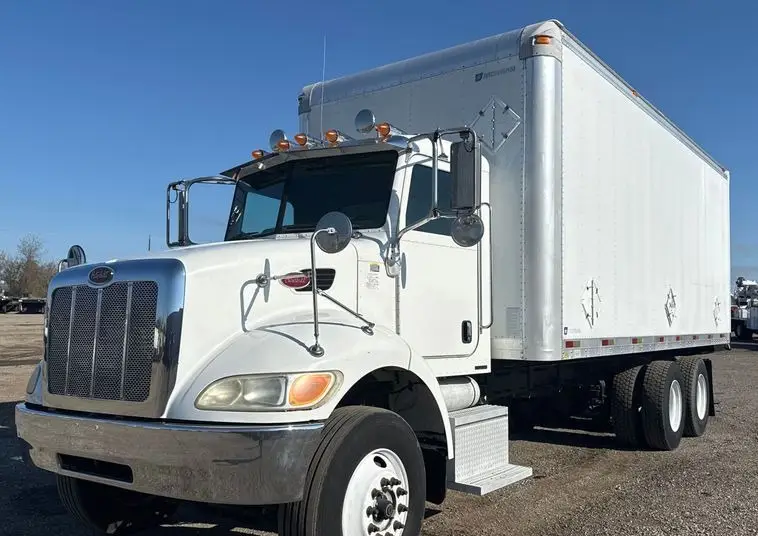 2006 Peterbilt 335 photo 1