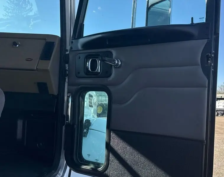 2006 Peterbilt 335 photo 49