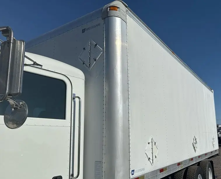 2006 Peterbilt 335 photo 10