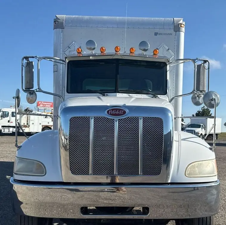 2006 Peterbilt 335 photo 2