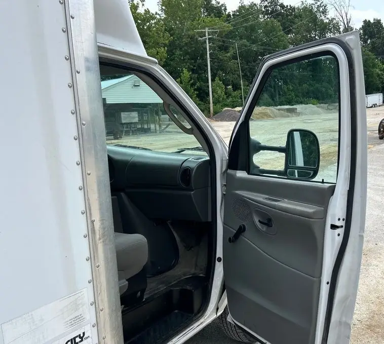 2005 Ford E450 Super Duty photo 28