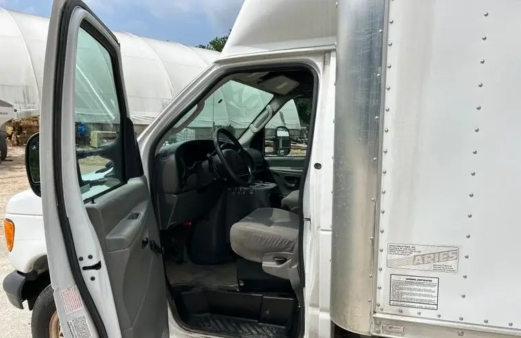 2005 Ford E450 Super Duty photo 16