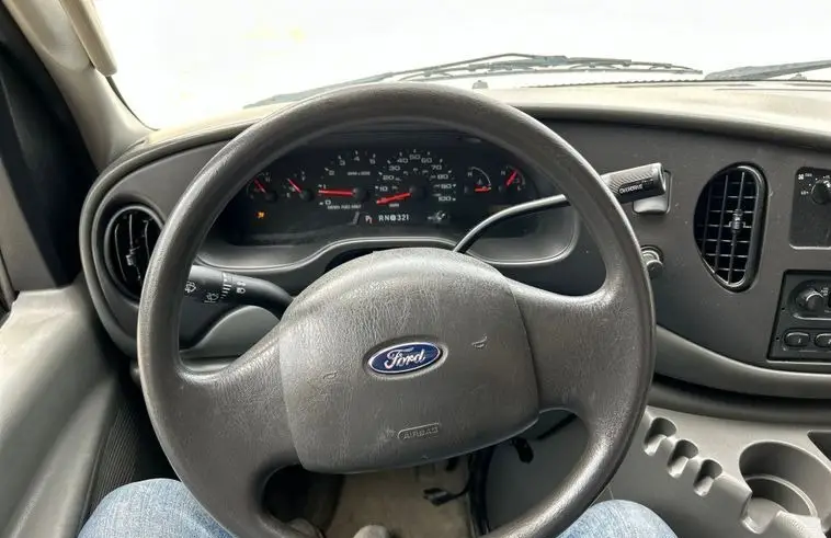 2005 Ford E450 Super Duty photo 23