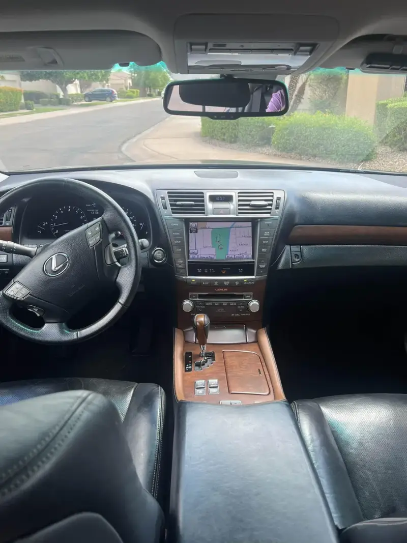 2011 Lexus LS460 Sport photo 26