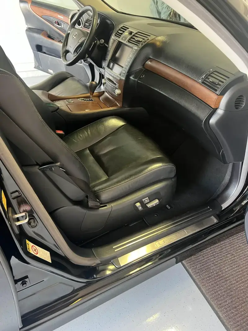 2011 Lexus LS460 Sport photo 30