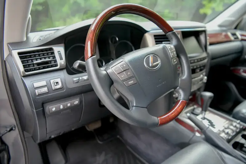 2014 Lexus LX570 photo 26