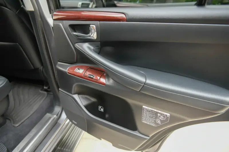 2014 Lexus LX570 photo 31