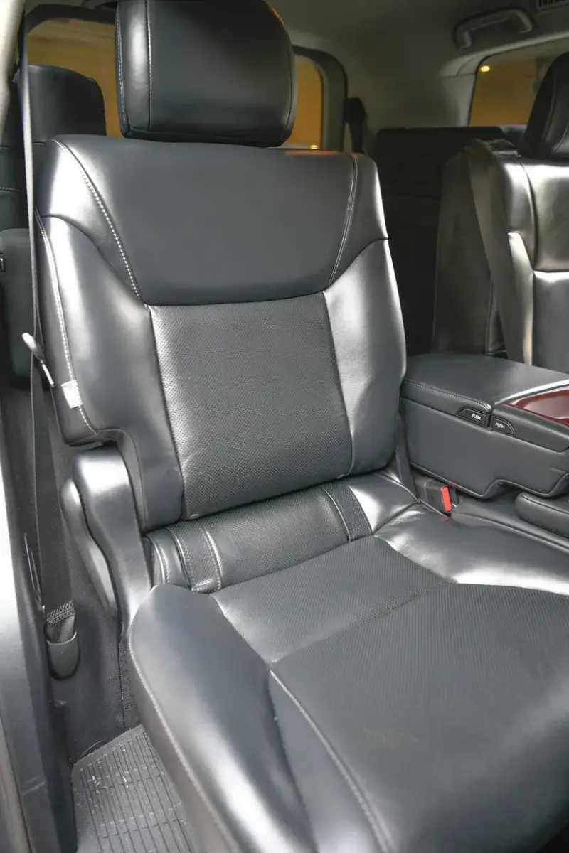 2014 Lexus LX570 photo 38