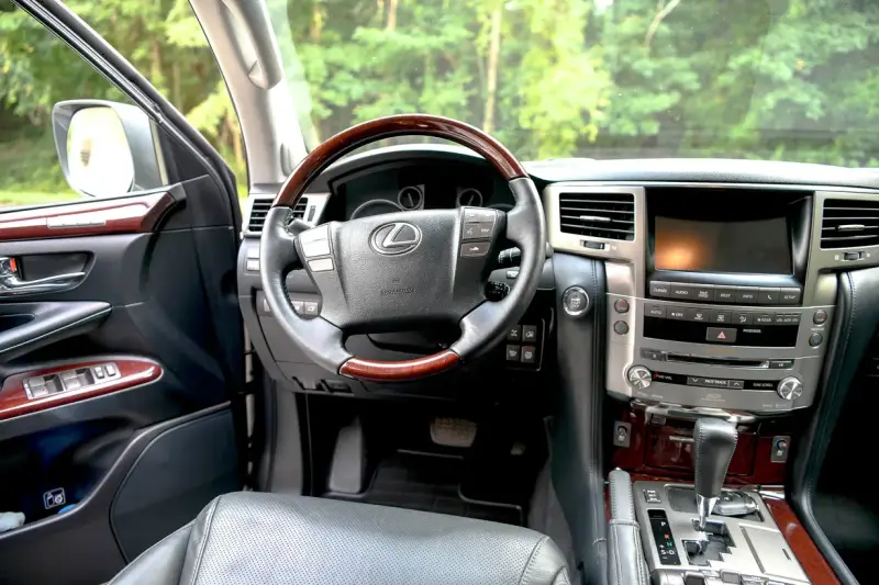 2014 Lexus LX570 photo 34