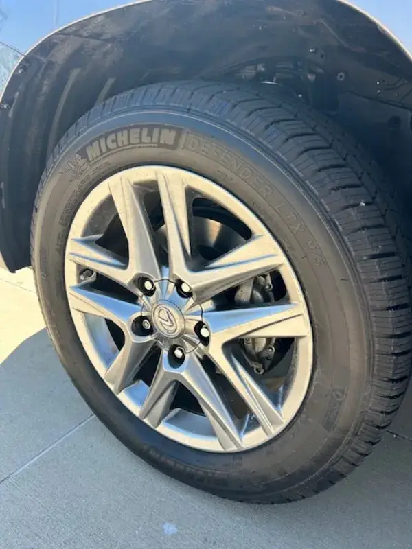 2014 Lexus LX570 photo 24