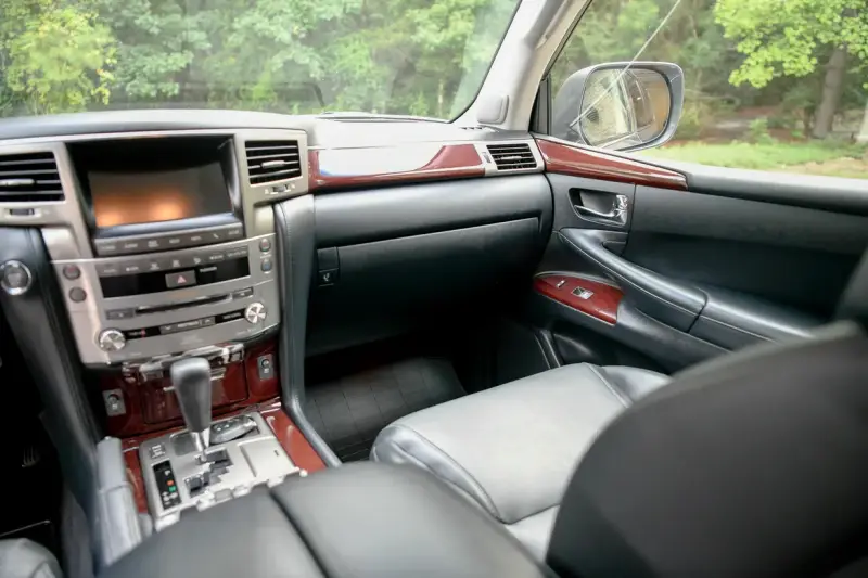 2014 Lexus LX570 photo 32