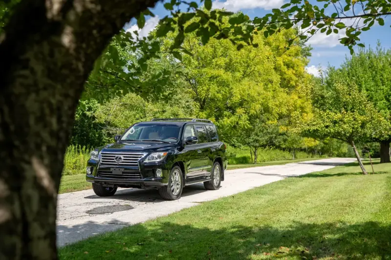 2015 Lexus LX570 photo 2