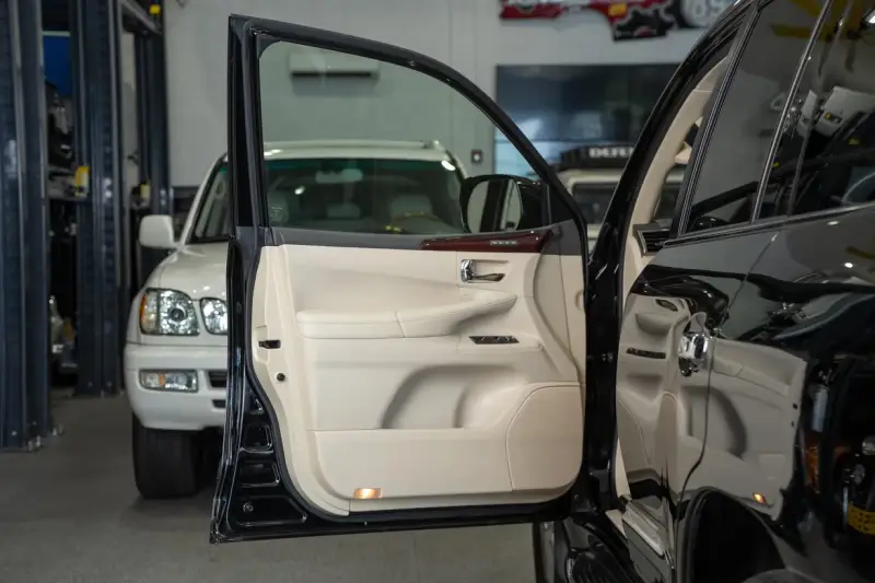 2015 Lexus LX570 photo 37