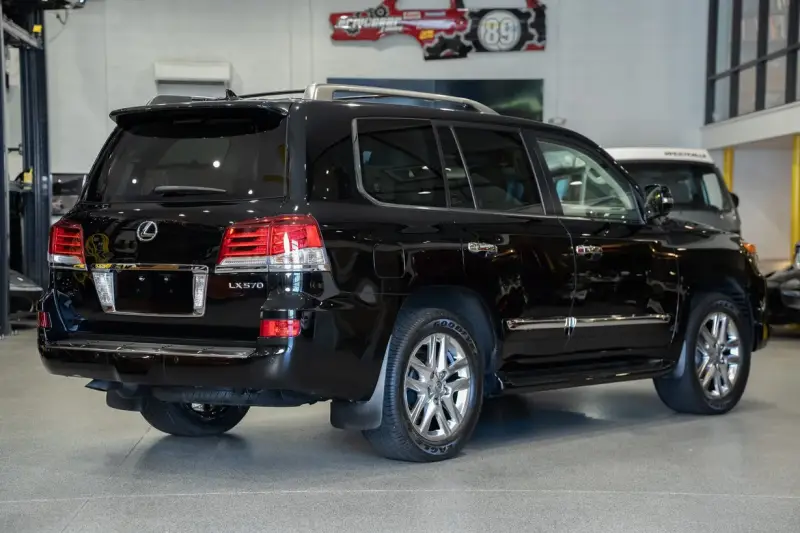 2015 Lexus LX570 photo 13