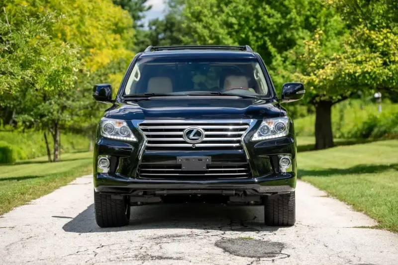 2015 Lexus LX570 photo 4