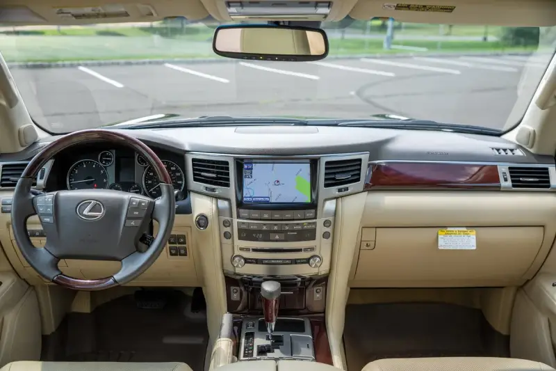2015 Lexus LX570 photo 39