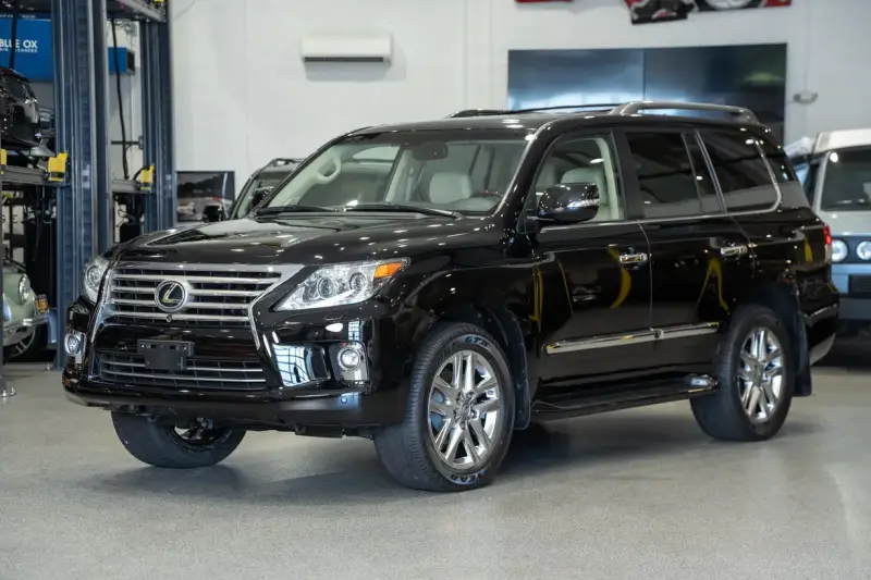 2015 Lexus LX570 photo 9