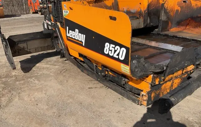 2019 LeeBoy 8520 Track Asphalt Paver photo 3