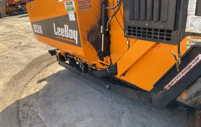 2019 LeeBoy 8520 Track Asphalt Paver photo 4
