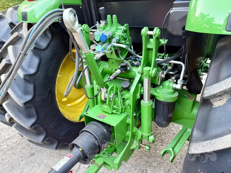 2025 JOHN DEERE 6105E photo 34