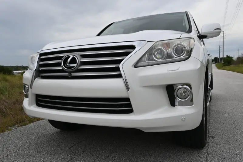 2013 Lexus LX570 photo 36