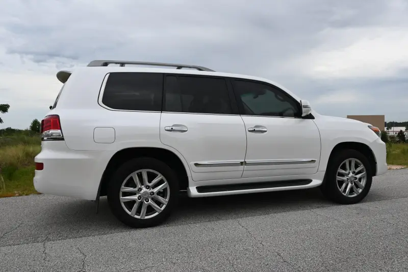 2013 Lexus LX570 photo 108
