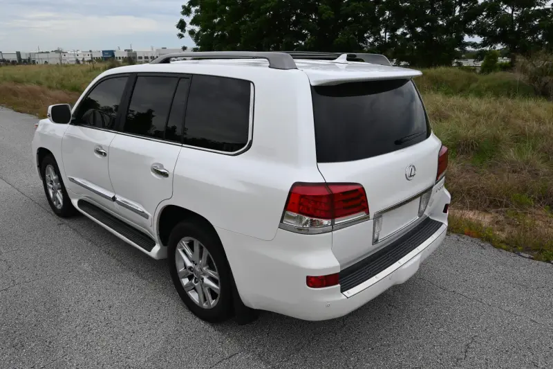 2013 Lexus LX570 photo 19