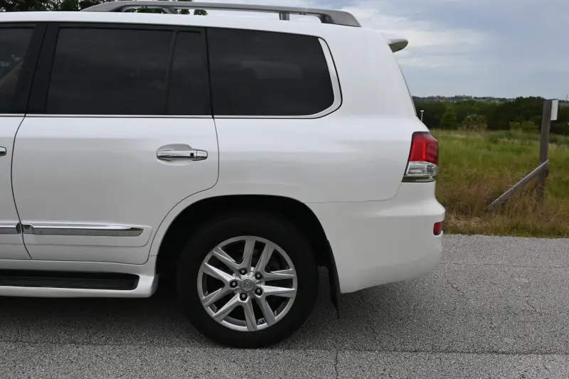 2013 Lexus LX570 photo 14