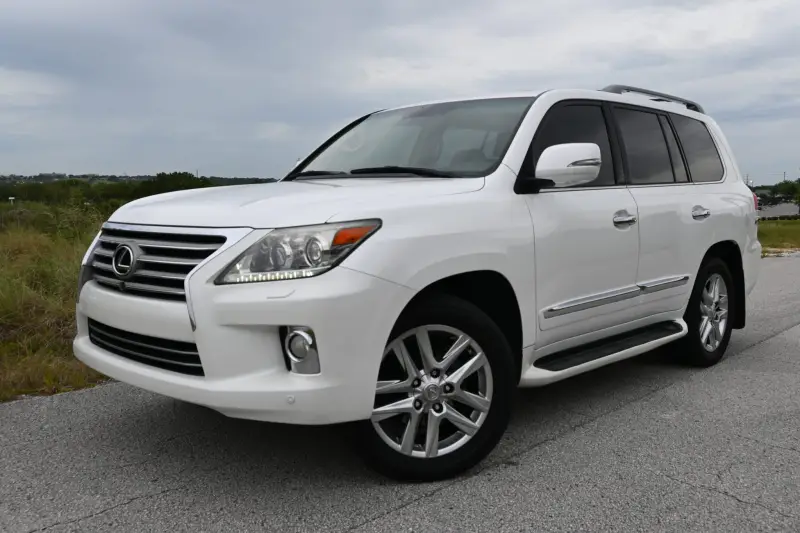 2013 Lexus LX570 photo 49