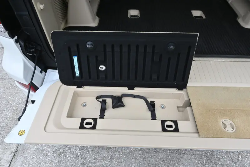 2013 Lexus LX570 photo 209