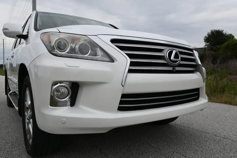 2013 Lexus LX570 photo 37
