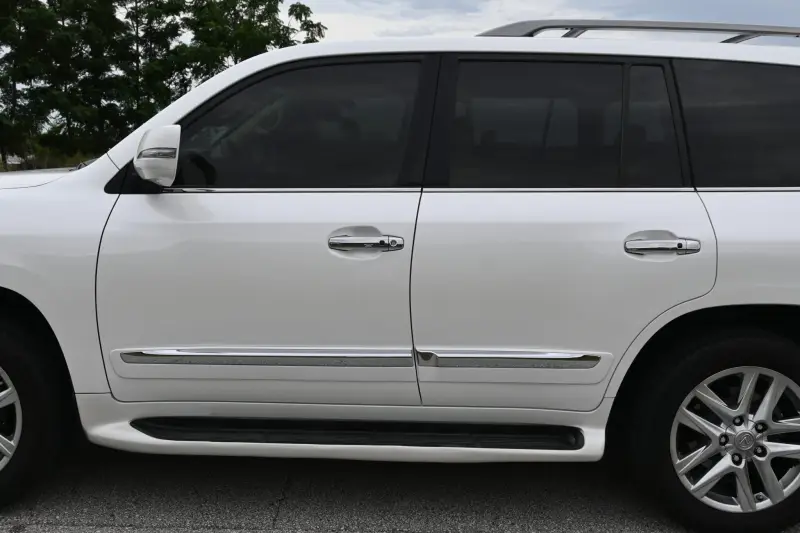2013 Lexus LX570 photo 13