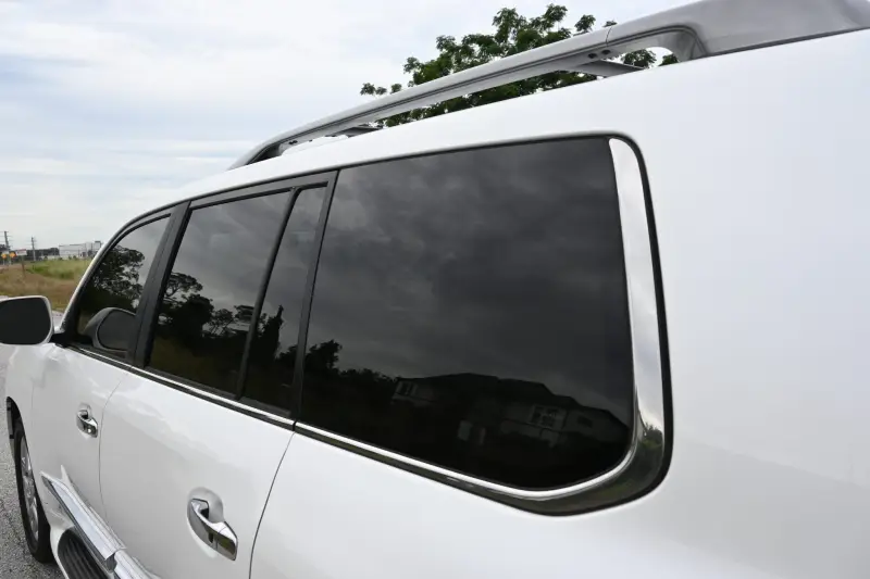 2013 Lexus LX570 photo 24