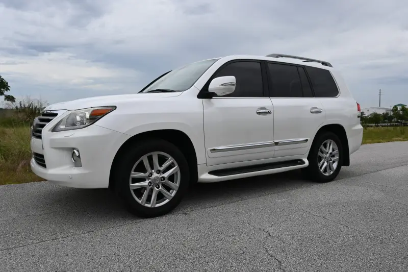 2013 Lexus LX570 photo 10