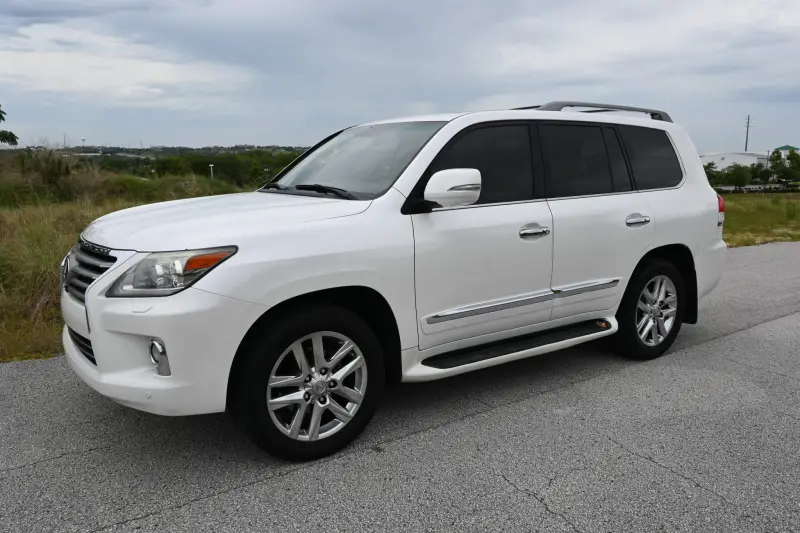 2013 Lexus LX570 photo 43