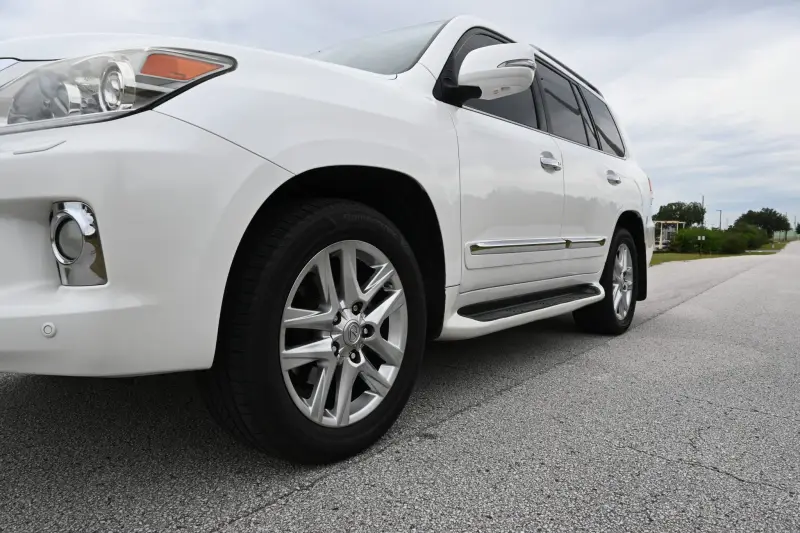 2013 Lexus LX570 photo 29