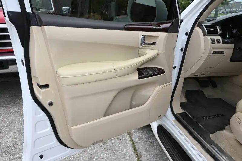 2013 Lexus LX570 photo 128