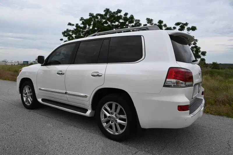 2013 Lexus LX570 photo 20