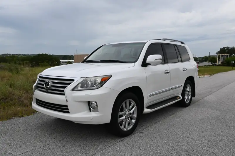 2013 Lexus LX570 photo 5