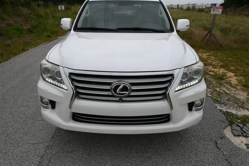 2013 Lexus LX570 photo 103