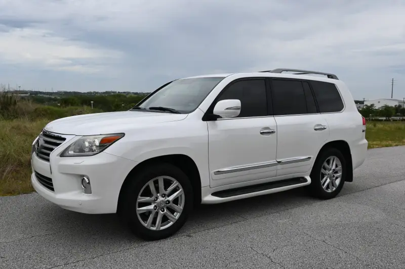 2013 Lexus LX570 photo 8