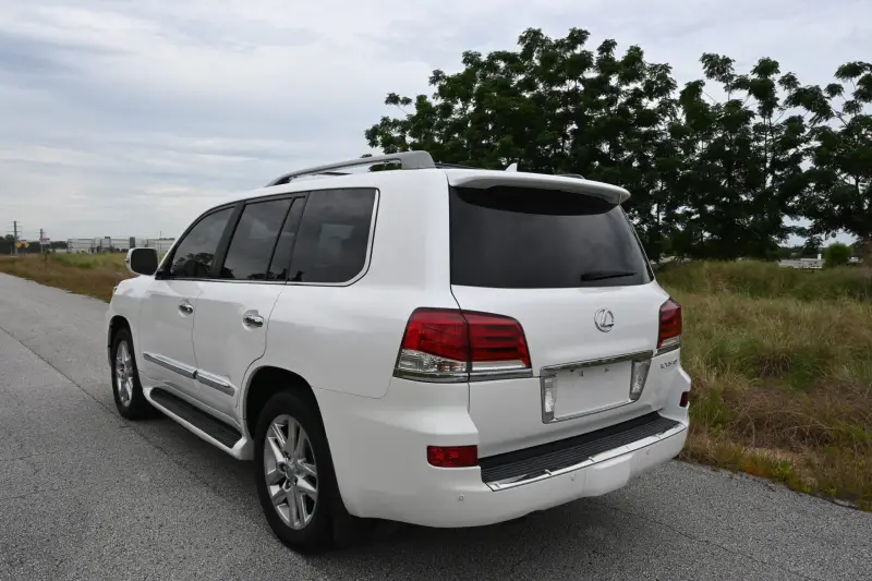 2013 Lexus LX570 photo 17