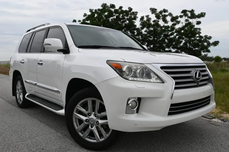 2013 Lexus LX570 photo 112