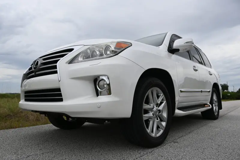 2013 Lexus LX570 photo 45