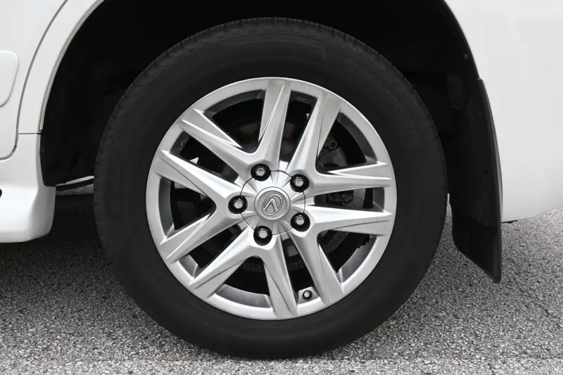 2013 Lexus LX570 photo 21
