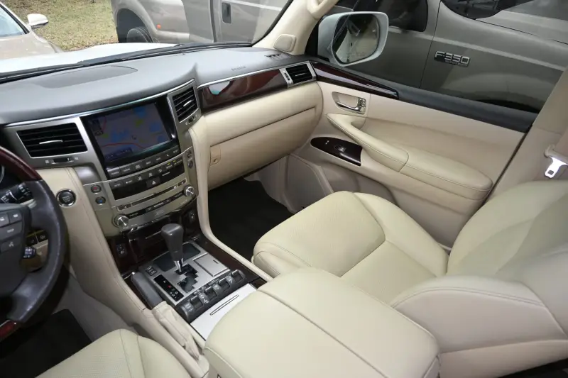 2013 Lexus LX570 photo 196