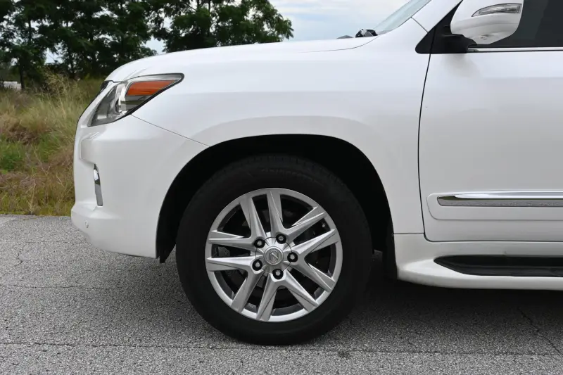 2013 Lexus LX570 photo 11