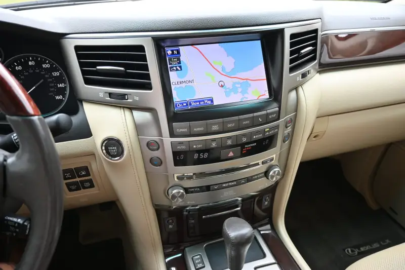 2013 Lexus LX570 photo 126